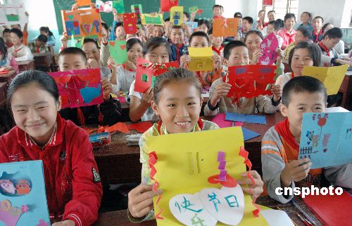 图:睢宁小学生自制礼物感师恩