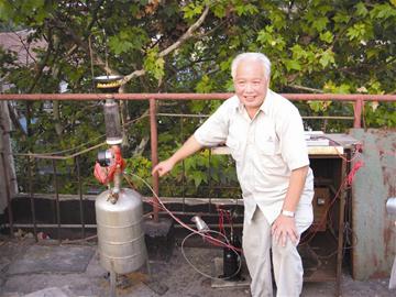 图文:武钢老劳模发明捕蝇器献奥运