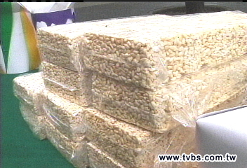 台北一里长鼓励小学生念书 考满分免费吃爆米