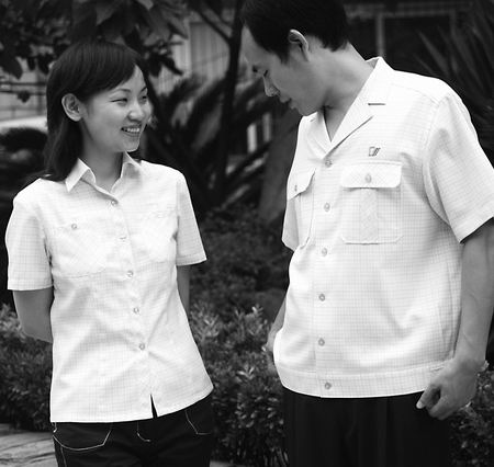 蓝格白底衬衣公交司机有新工装了