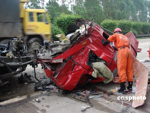 图:广西高速公路发生恶性交通事故