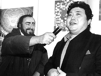 帕瓦洛蒂和魏松(右)管一民