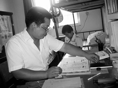 数学课前讲《论语》家访上万公里骑坏仨摩托