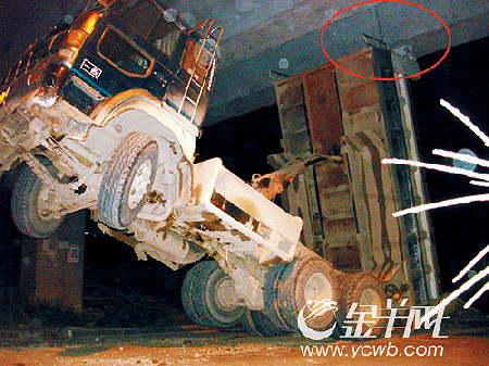 高架桥咬尾进退两难