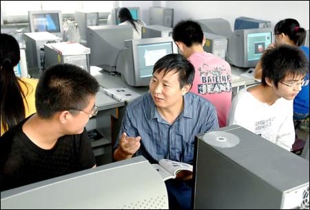 全国人大代表,山东省泰安市东方计算机学校校长 王元成