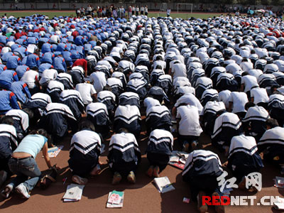 李阳文化教育发展公司关于向老师下跪磕头的