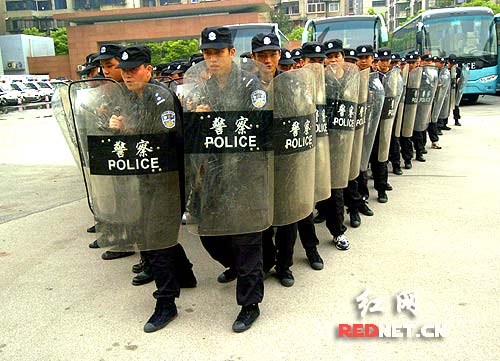 长沙特警苦练反恐技能 防暴新装备初露峥嵘(组图)