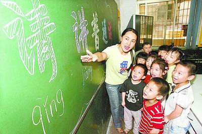 讲故事说相声 推广普通话小学各显神通