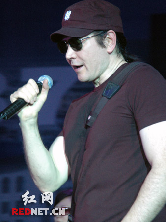 费翔湘乡“再点一把火” 国际巨星不摆架子_新闻中心_新浪网