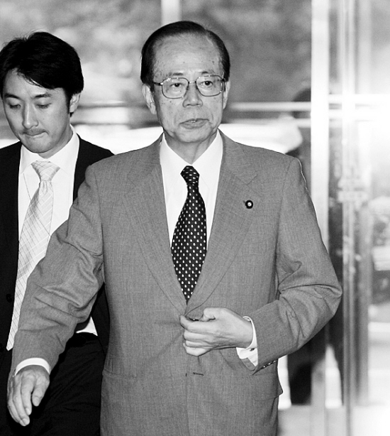 官房集团董事长_国岳集团董事长夫妻照(2)