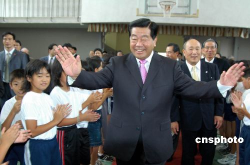 图:贾庆林参观日本神户同文中文学校