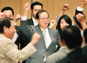 9月15日,日本前内阁官房长官福田康夫(中)开始争取自民党总裁的竞选