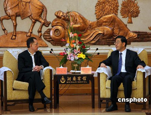 图:湖南省长会见香港英皇集团主席杨受成