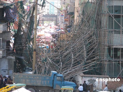 贵州桐梓建筑工地安全架垮塌 幸无人员伤亡