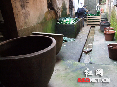 【首发】湖南质监查处食醋黑窝点 买醋要看Q