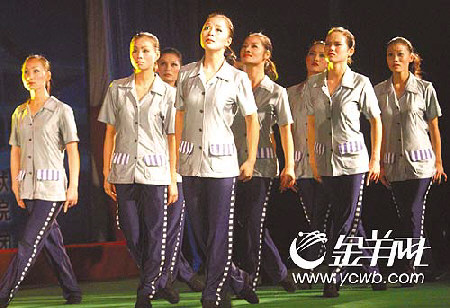 综合 正文   昨日,广东省女子监狱服刑人员文艺队与广州大学,广州军区