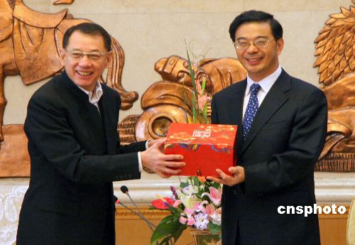 香港英皇集团主席杨受成一行访问湖南(图)