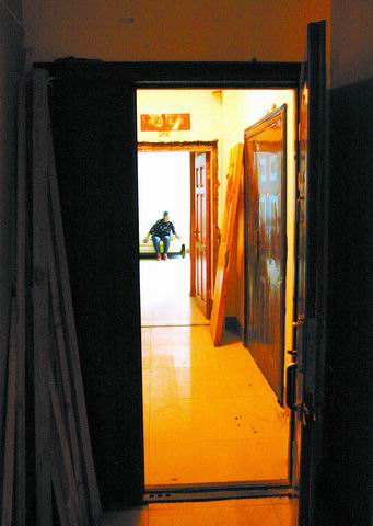 复式改成单层引发邻里纷争 业主李女士:他把门