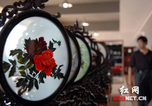 湖南政协委员活动日:湘绣产业大有前途(图)