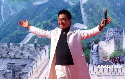 图:日本老牌歌手北京长城开唱