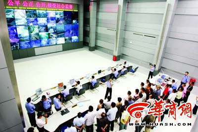 200市民监控屏上看交警处理车祸(图)