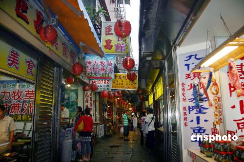 图:台湾九份老街吸引游客