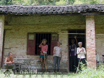 红豆网友献爱心 麻风村里的别样中秋