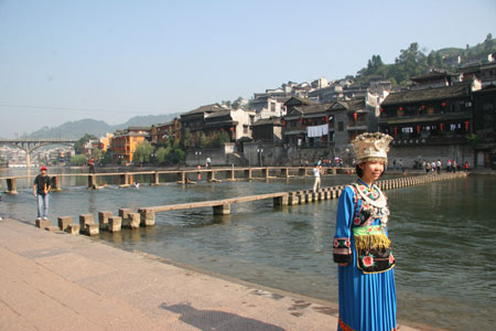 凤凰城里看赶尸 阿妹沱江对歌宛如天籁(图)(2