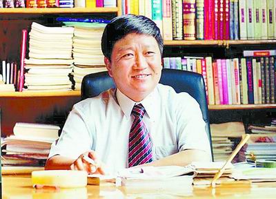 记者面前的王宏斌,超越了各种头衔和荣誉的光