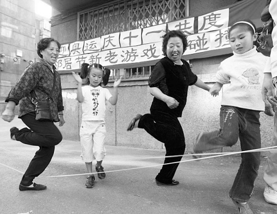 社区居民重温跳皮筋儿老游戏