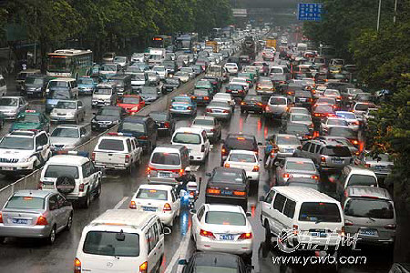 广州中秋大塞车 汽车趴在路上不动