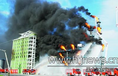 我省模拟火灾扑救演练举行