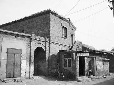 煤市街53号的五间楼 这是一个石家庄普通市民留下的关于这座城市的记忆和感慨。通过这些非常个性而略显零碎的语言,我们可以清晰地看到市民张宏伟对于这座城市的热爱。我们希望这种记忆、这种情愫能让更多的人知晓,也希望这座年轻的城市能珍藏好自己的昨天。 石门旧建筑的最后遗存 是无意中发现的,已届公元二千零七年了又怎能云发现,它在那里分明矗立了七八十个年头,与我失之交臂而已。