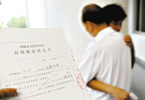 少年取保候审回家过中秋挥瓶砸伤工友被捕 父