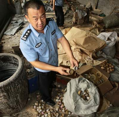 警方捣毁一非法烟花爆竹窝点 缴获炸药200余公