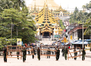 缅甸两大城市实施宵禁
