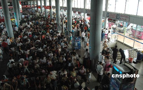 图:国庆黄金周广西南宁客运站人满为患