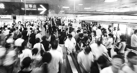 长假里轨交人潮汹涌