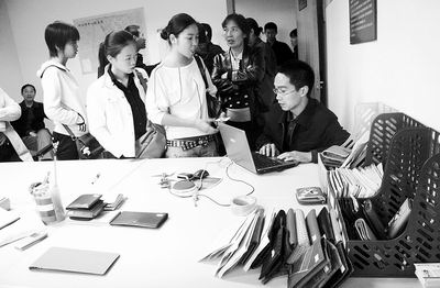 招领有偿化有法依没法管 律师认为,失物招领