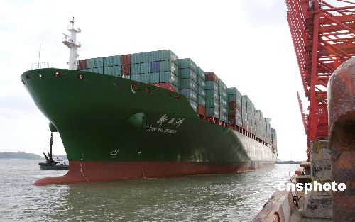 图:中国最大集装箱船返航首站抵达连云港