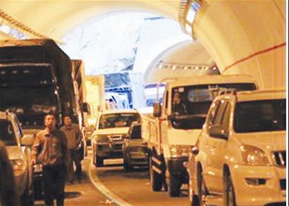  西汉 高速连发车祸 单幅中断超30小时_新闻中心