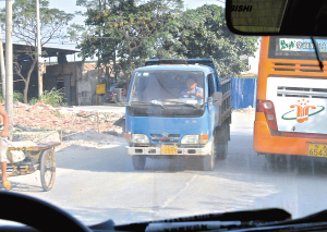 外地农用车改装抢生意撞死摩托车司机后逃逸