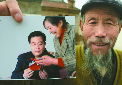 主席到农家 巧手剪窗花