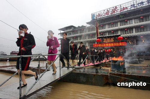 图:重庆消防举行餐饮船火灾疏散演习