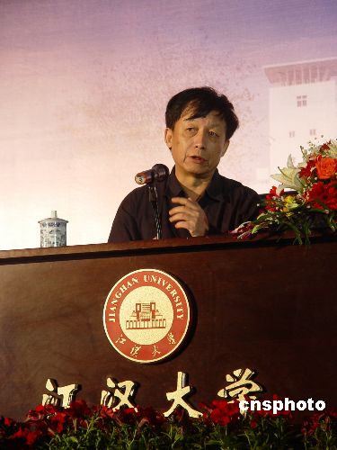 图:易中天教授江汉大学话说武汉