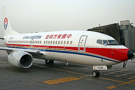 资料图:东航波音737客机停靠廊桥