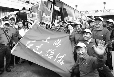 今天上午中老年旅游者红色之旅在铁路上海站北