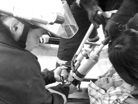 滑梯栏杆夹住小孩头