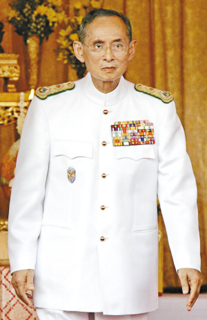 79岁的普密蓬国王当天早上