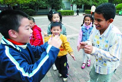 图文:与也门小朋友玩游戏